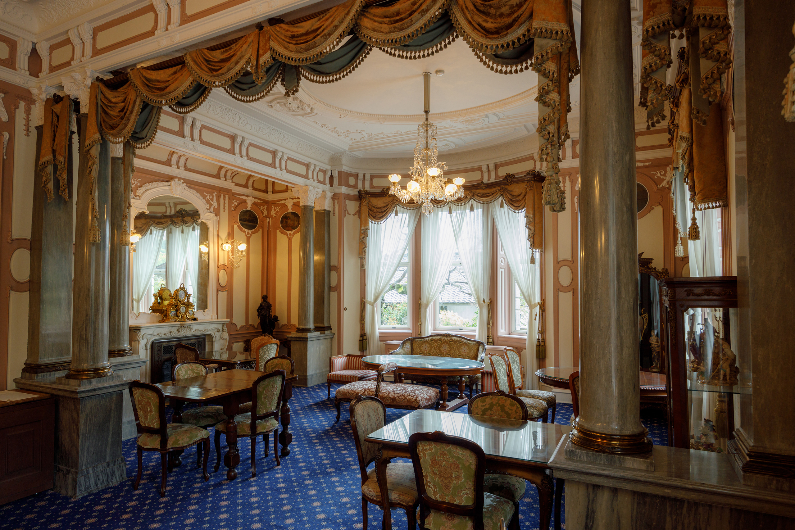 「迎賓の間」の家具たち