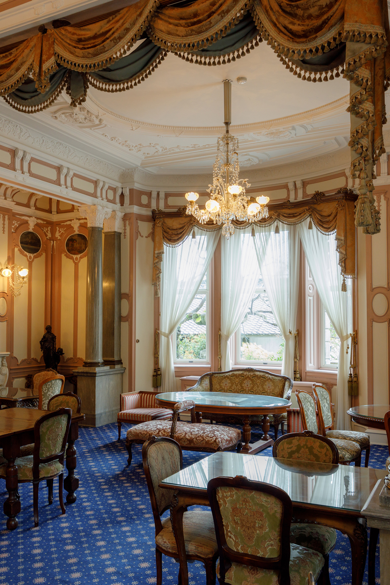 「迎賓の間」の家具たち