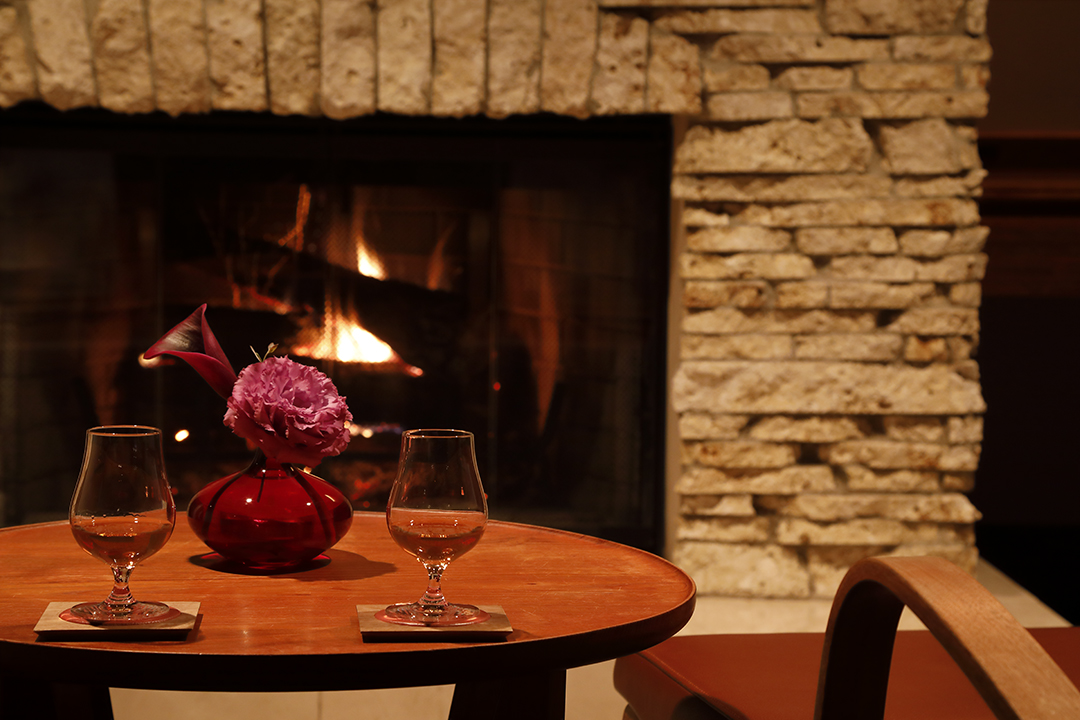 薪の暖炉と共に